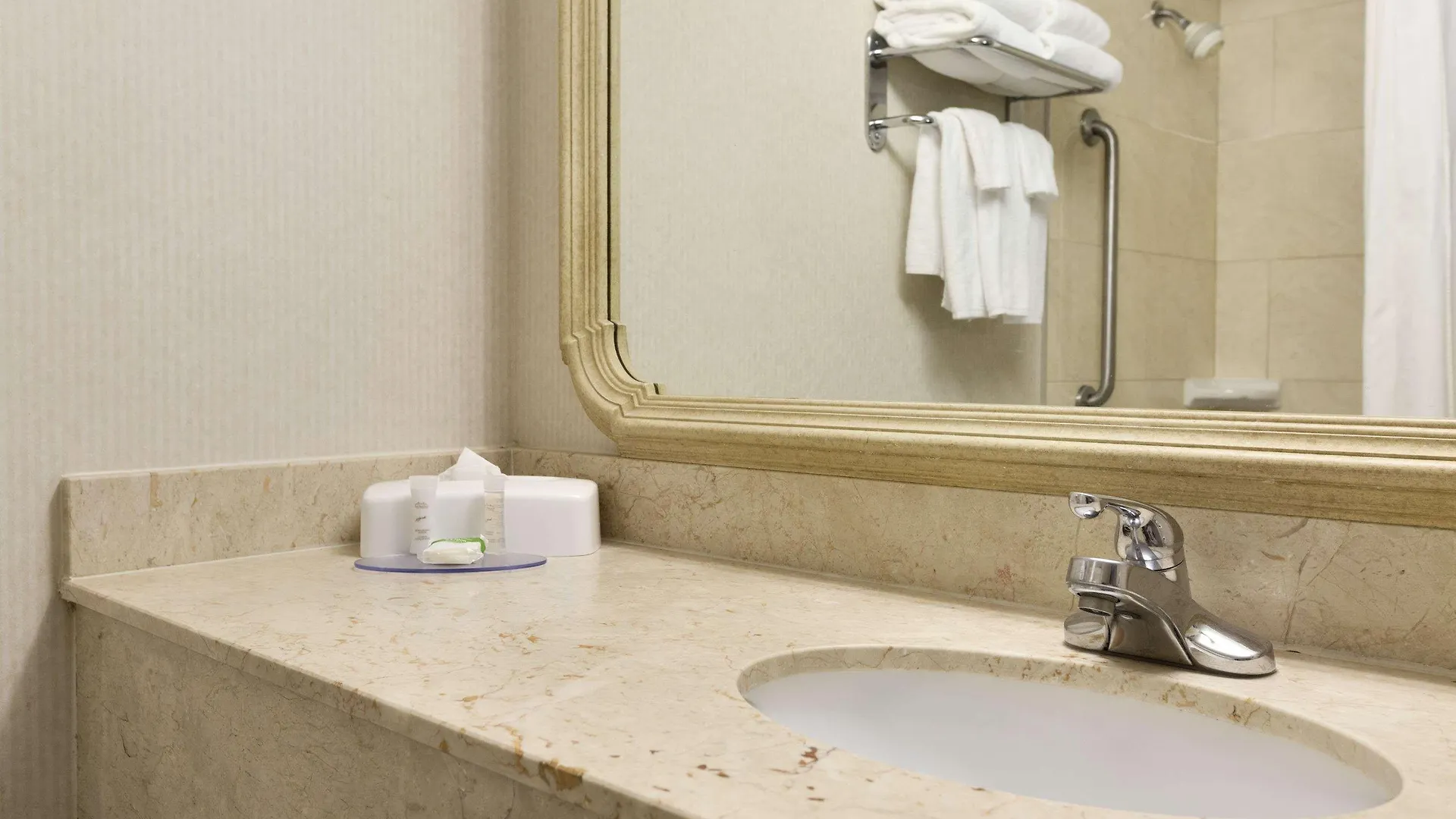 Travelodge Hotel By Wyndham Vancouver Airport Richmond 2*,